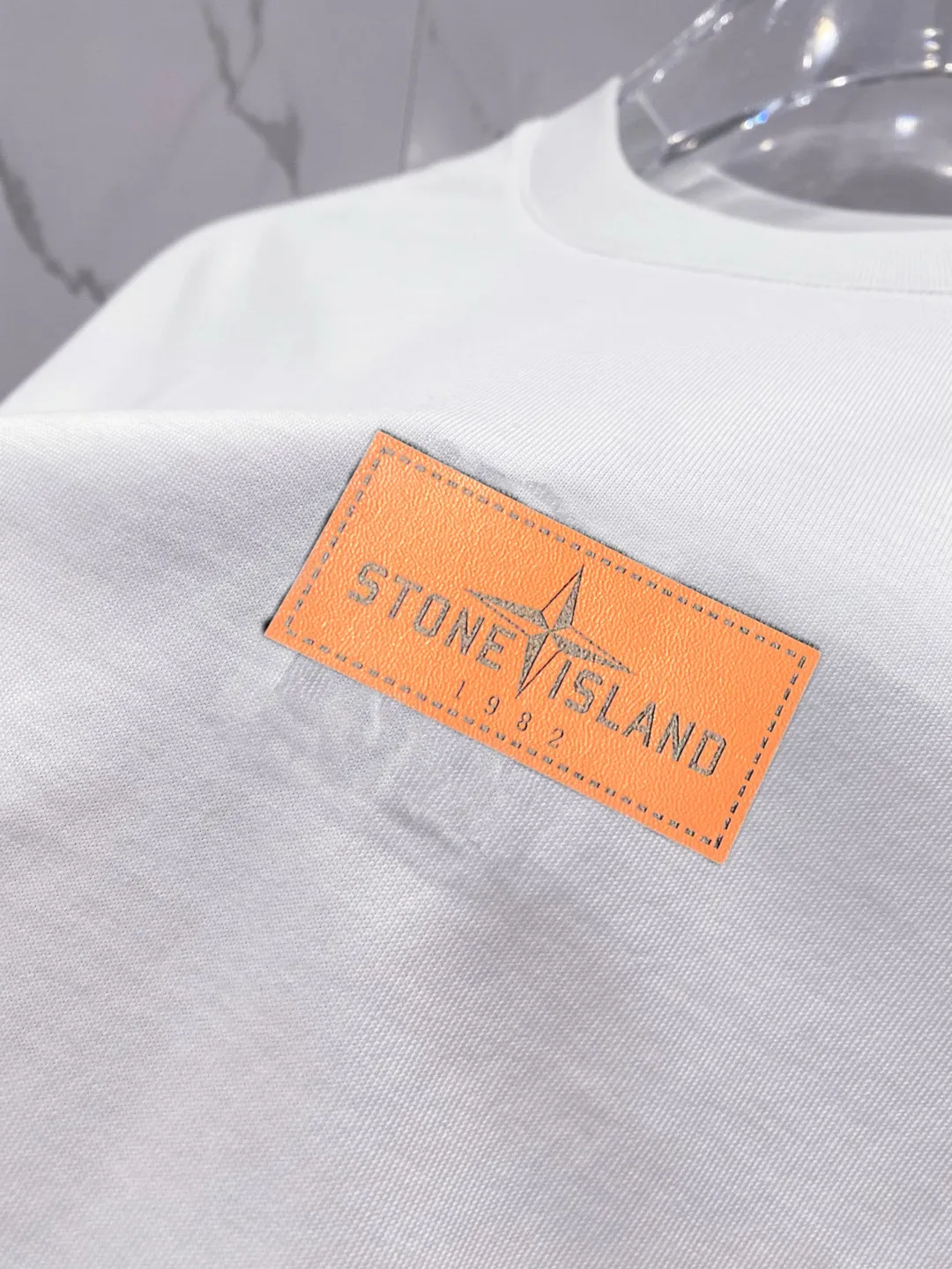 P150 Stone Island new summer sleeveless vest is now online👏! The iconic brand leather logo on the chest is simple and elegant😍! 220g pure cotton fabric, comfortable and breathable👍. It’s simply a must-have item for summer✨! Color: black, white Size: S～XL. Please report your height and weight when placing an order in the loose version